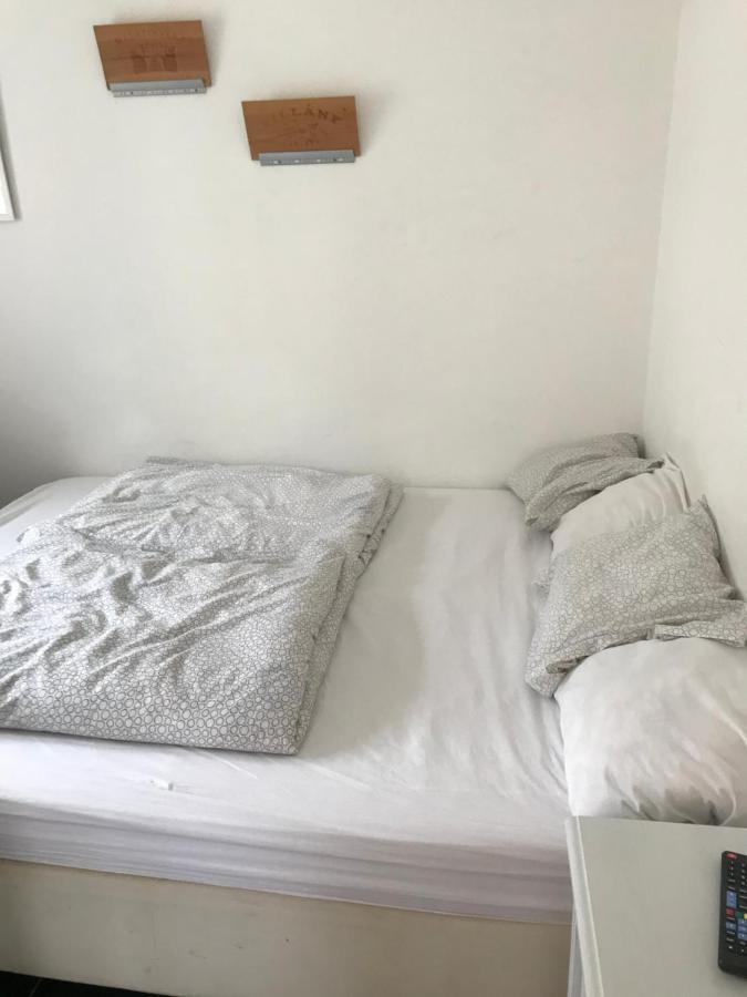 Kerti franciaágyas apartman Apartment Vac Bagian luar foto